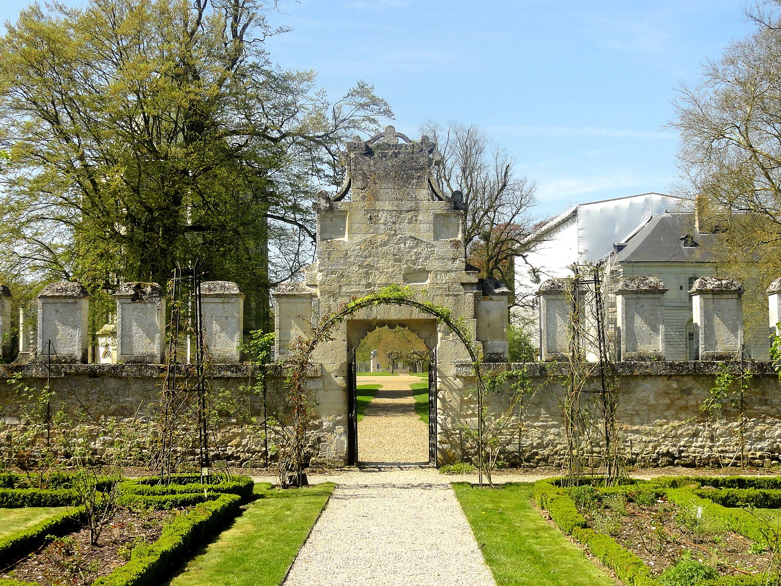 Fontaine-Chaalis_(60),_abbaye_de_Chaalis,_roseraie,_revers_du_portail_Renaissance